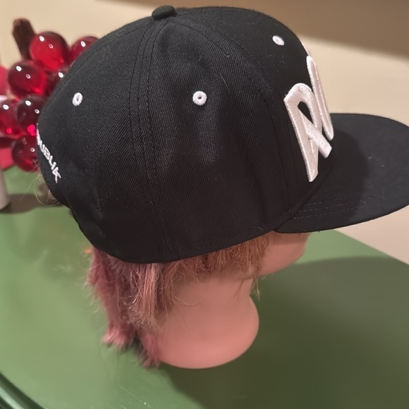 Rogue ⭐️Black hat with embroidered Rogue in white - Picture 5 of 7